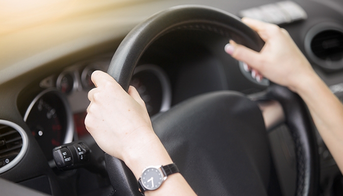 Le Code de la route est clair : peut-on dépasser un tracteur sur une ligne blanche ?